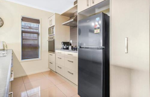 Hamilton House | Stylish with an Outdoor TV - By KOSH BNB