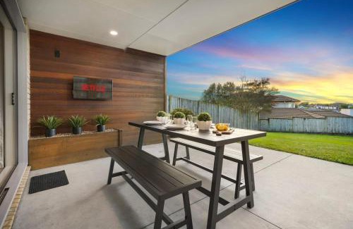 Hamilton House | Stylish with an Outdoor TV - By KOSH BNB