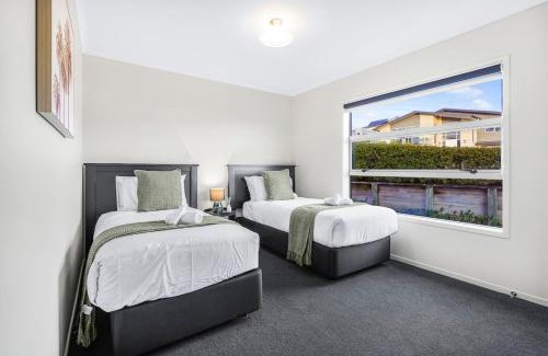 Hamilton House | Stylish with an Outdoor TV - By KOSH BNB