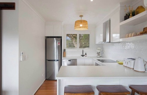Smiths Beach House | Stylish Zen Bungalow w/Firepit + Walk to Beach!