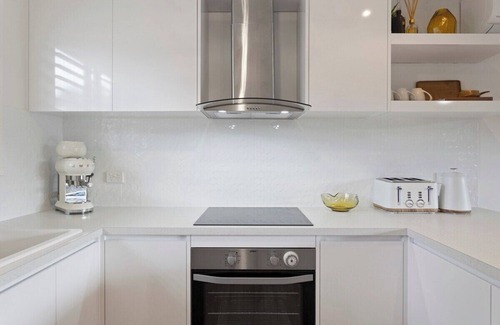 Smiths Beach House | Stylish Zen Bungalow w/Firepit + Walk to Beach!