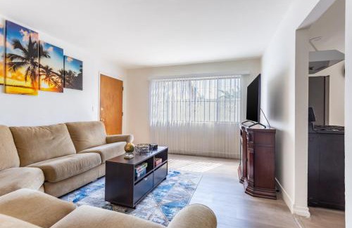Los Angeles House | Stylish2BR Patio BBQ Parking Downtown LA