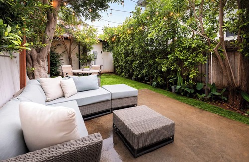 Brentwood House | Stylishly Renovated Townhouse in Prime Brentwood Location