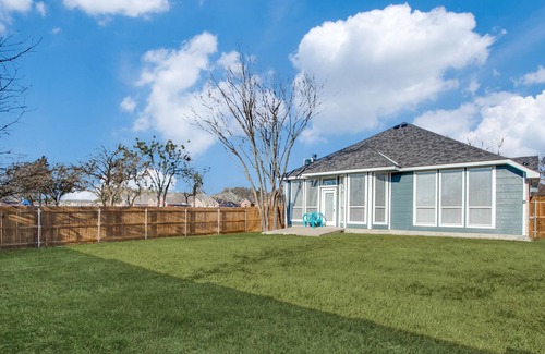 Elmo House | Stylishly Updated 3 Bedroom / Foosball Table!
