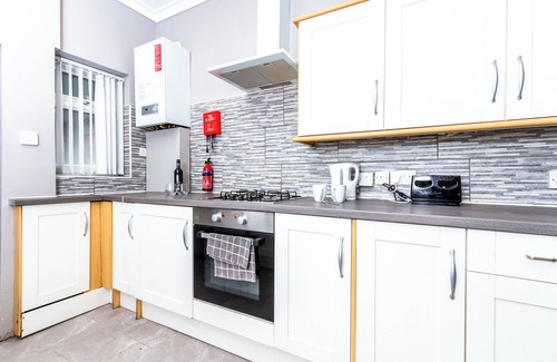 St Helens House | Stylist 4 bedrooms house close to Railway Junction NHS entrance Tesco Morrisons