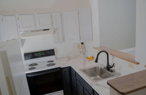 Poughkeepsie House | Stylist and spacious centrally located one bedroom apartment