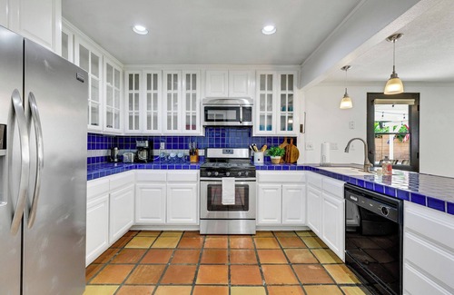 Canyon Country House | Stylist Haven/Retreat/near Six Flag and Universal Studio.