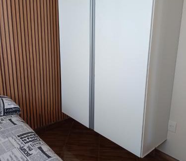 Parque Jacaraipe House | Suíte bem localizada, perto da praia, ar-condicionado e garagem