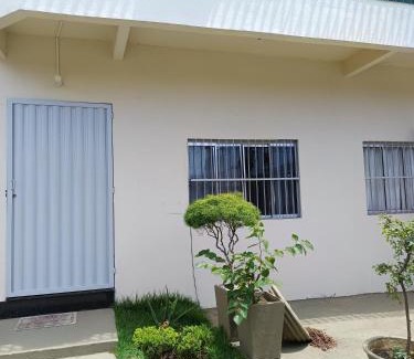 Parque Jacaraipe House | Suíte bem localizada, perto da praia, ar-condicionado e garagem