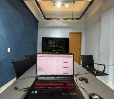 Santarem House | Suíte com Copa e Sala de Reunião