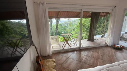 Guaratiba House | Suíte na montanha - Recreio dos Bandeirantes - entrada independente, com vista pra Floresta