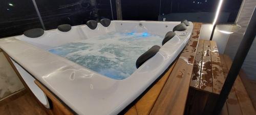 Praia das Palmeiras House | Suíte Praia na casa da Berenice