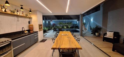 Niteroi House | Suíte tripla com vista piscina em casa familiar de luxo em Itaipu