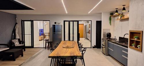 Niteroi House | Suíte tripla com vista piscina em casa familiar de luxo em Itaipu