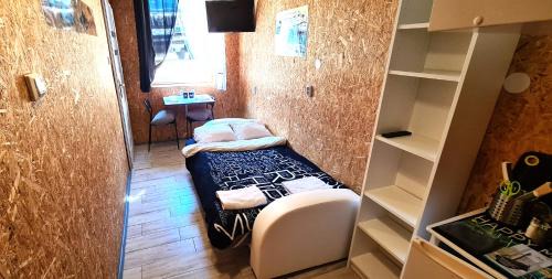 Hel Apartment | SUB HEL. Budżetowe pokoje w domu z basenem. Wokół domu tylko natura. Balkon zbyteczny.