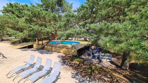 Hel Apartment | SUB HEL. Budżetowe pokoje w domu z basenem. Wokół domu tylko natura. Balkon zbyteczny.