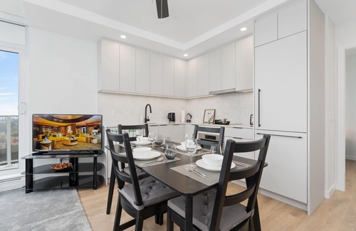 Surrey Apartment | Sub-Penthouse 2 bed 2 bath in Downtown Surrey