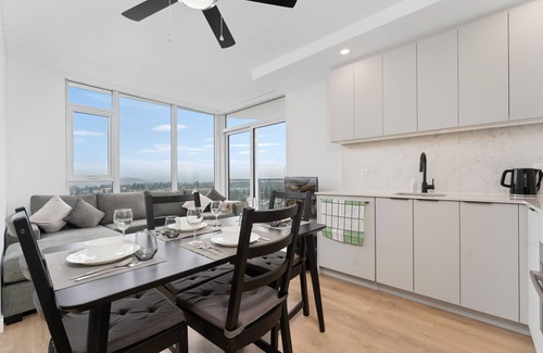 Surrey Apartment | Sub-Penthouse 2 bed 2 bath in Downtown Surrey