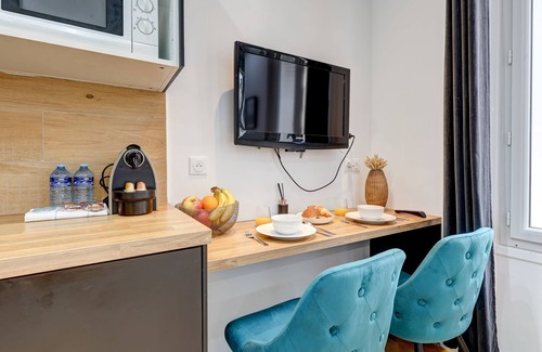 Champs-Elysees Apartment | Sublime Studio aux Champs-Elysées with A/C