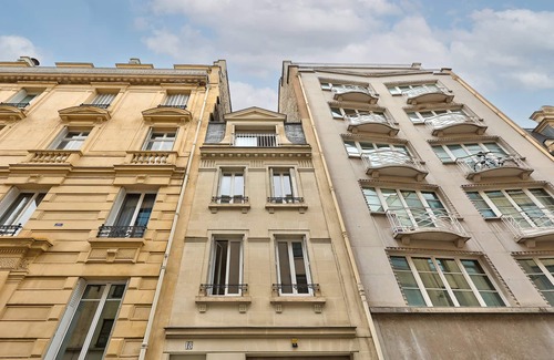 Champs-Elysees Apartment | Sublime Studio aux Champs-Elysées with A/C