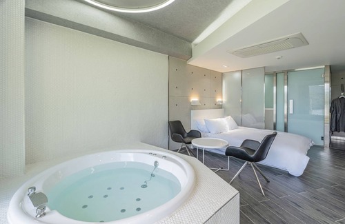 Gapyeong Resort | Suburban accommodation with a fantastic river view and spa