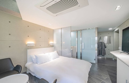 Gapyeong Resort | Suburban accommodation with a fantastic river view and spa
