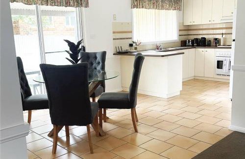 Kooringal House | Suburban Bliss - Elegant Villa 1