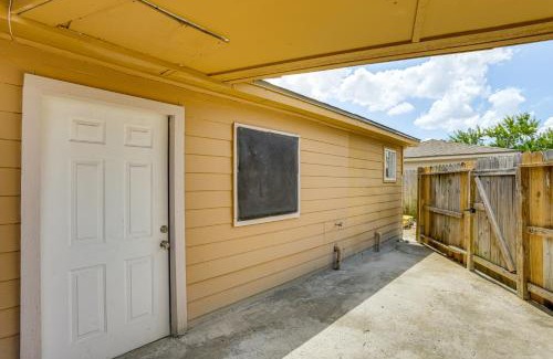 Clodine Apartment | Suburban Home By Arthur Storey Park and HCA Houston!