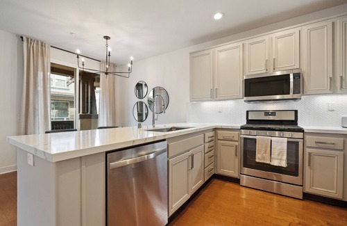 San Diego Apartment | Suburban Luxury Apartment close to Apple and Sharp Rees Stealy