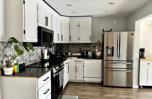 Brantford House | Suburban Oasis with Private Pool, Jacuzzi & Gym!