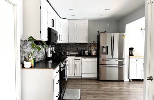 Brantford House | Suburban Oasis with Private Pool, Jacuzzi & Gym!