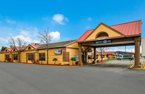 Cheektowaga Hotel | Suburban Studios Buffalo Airport