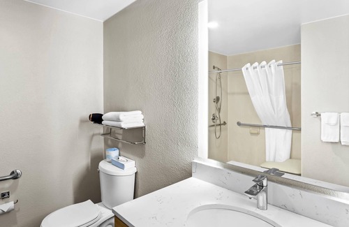 Charleston Hotel | Suburban Studios Charleston - Civic Center