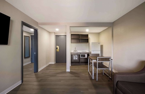 Milwaukee Hotel | Suburban Studios Milwaukee Airport