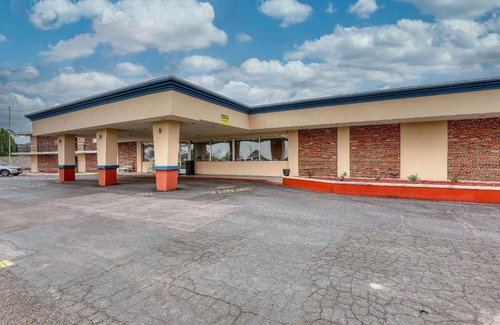 Neenah Hotel | Suburban Studios Neenah