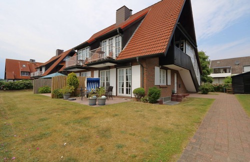 Westerland Apartment | Südstrand 12 The house is located in a small residential complex of five houses in the south of Westerland, right next to meadows and fields and just a 15-minute walk from the beach.