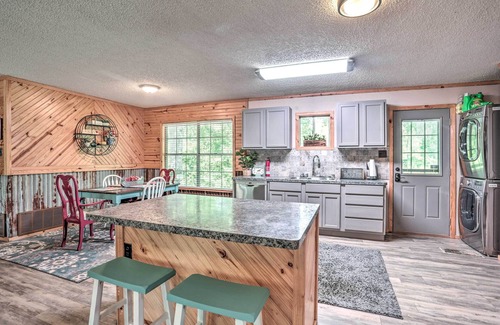Jefferson Cottage | Sues Camp w/Caddo Lake Access & Dock!
