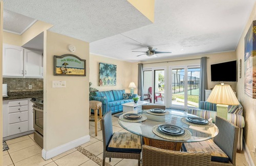Thomas Drive Condo | Sugar Beach condo : Charming 2 bed condo beachside. Beach chair service included
