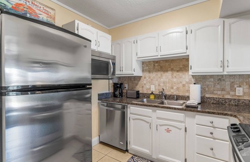 Thomas Drive Condo | Sugar Beach condo : Charming 2 bed condo beachside. Beach chair service included