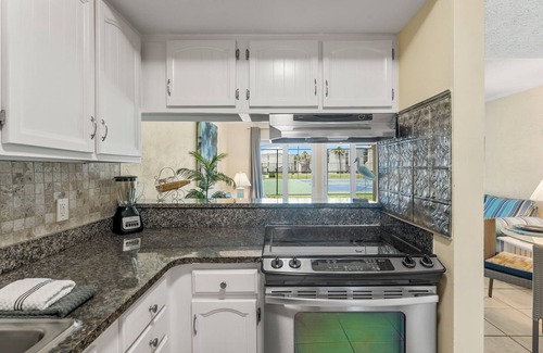 Thomas Drive Condo | Sugar Beach condo : Charming 2 bed condo beachside. Beach chair service included