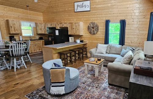 Burkesville Cabin | Sugar Bear Cabin 5 mins from State Park! Fishing, w/boat parking, golf & more!