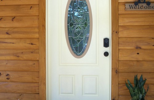 Burkesville Cabin | Sugar Bear Cabin 5 mins from State Park! Fishing, w/boat parking, golf & more!