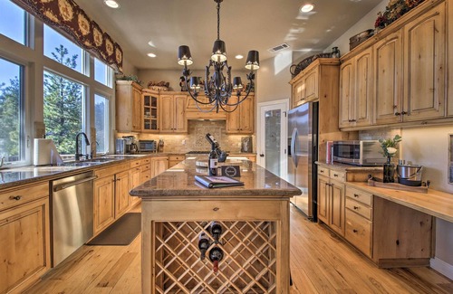 Twin Peaks House | ‘Sugar Bear Lodge’ w/Game Room - 5 Mi to Village!