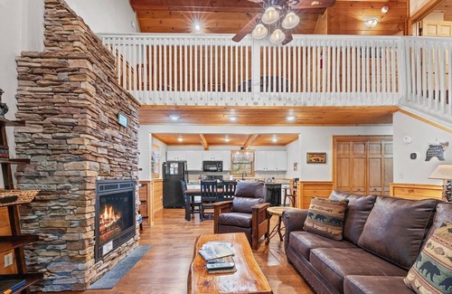 Gatlinburg - Pigeon Forge Cabin | Sugar Bear Mountain Hideaway