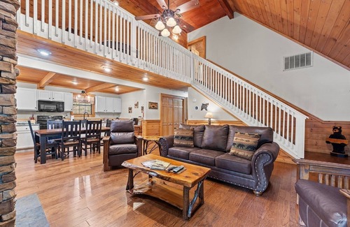 Gatlinburg - Pigeon Forge Cabin | Sugar Bear Mountain Hideaway