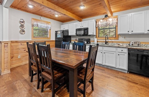 Gatlinburg - Pigeon Forge Cabin | Sugar Bear Mountain Hideaway