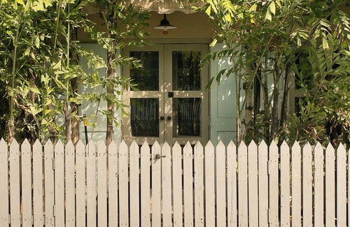 Dunmore Town Cottage | Sugar Cube: Charming & Artsy 1 bedroom cottage in the heart of Harbour Island
