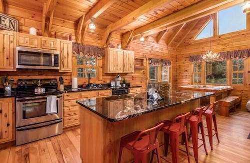 Sugar Grove Cabin | Sugar Grove Retreat - Hot Tub - Hocking Hills!