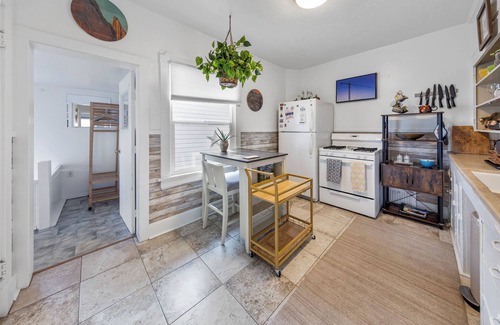Sugar House Apartment | Sugar House Urban Escape: Cozy 3BR Near Mountains w/Wi-Fi & Ample Street Parking