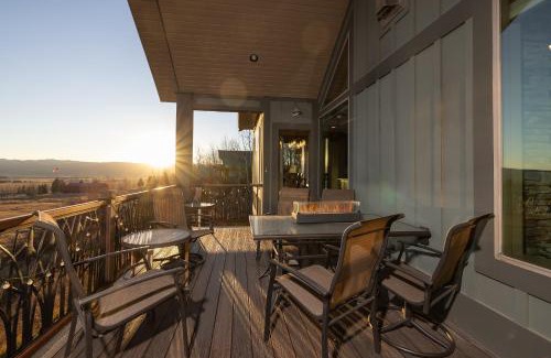 Star Valley Ranch House | Sugar Loaf Haven by KABINO Huge Views Garage Gym Room Fishing Snowmobile